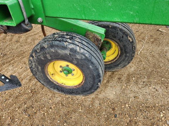 2014 John Deere 2210 Field Cultivator