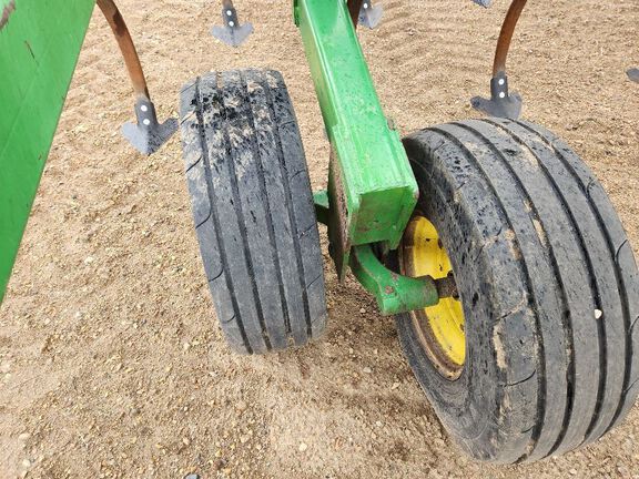 2014 John Deere 2210 Field Cultivator