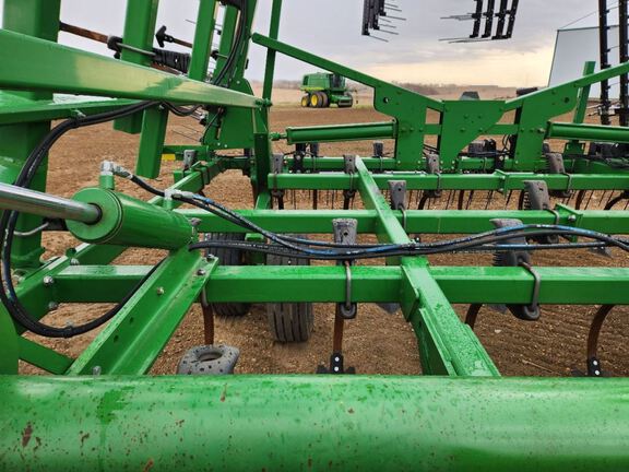 2014 John Deere 2210 Field Cultivator