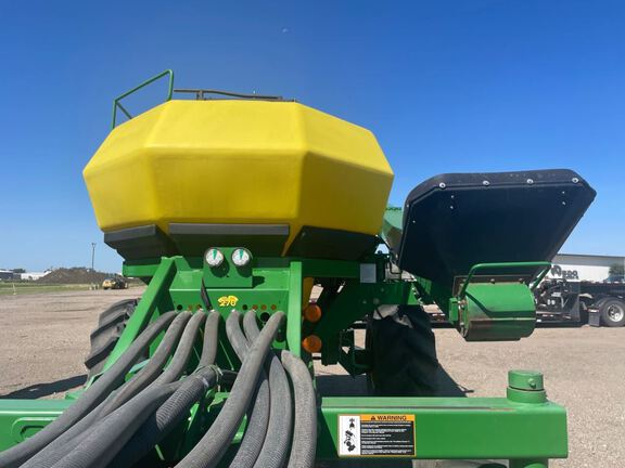 2005 John Deere 1890 Air Seeder