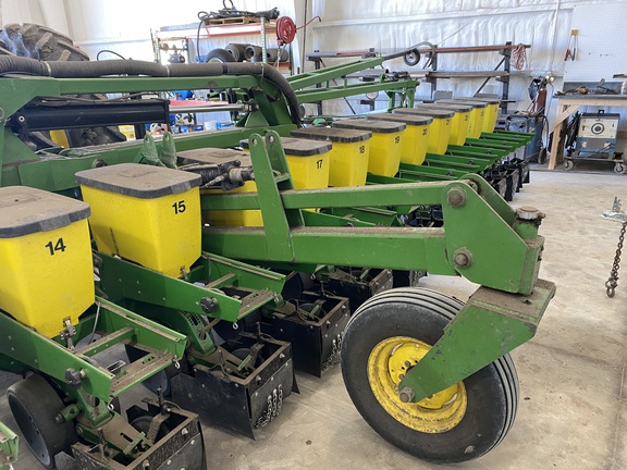 1998 John Deere 1730 Tree Planter