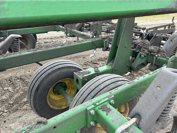 2016 John Deere 2410 Chisel Plow