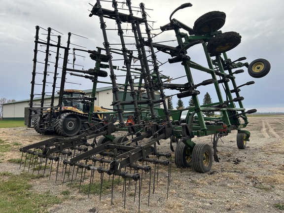 2017 John Deere 2410 Chisel Plow