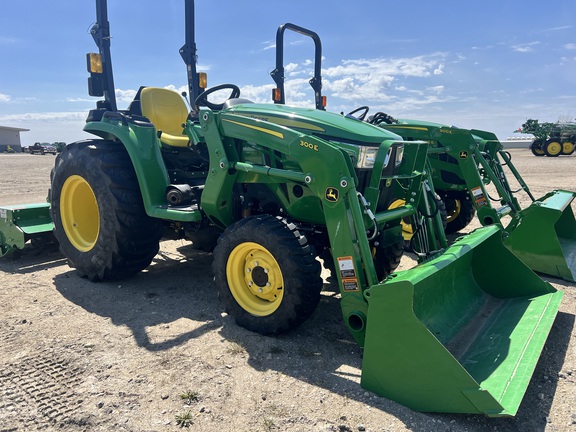 2022 John Deere 3032E Tractor Compact