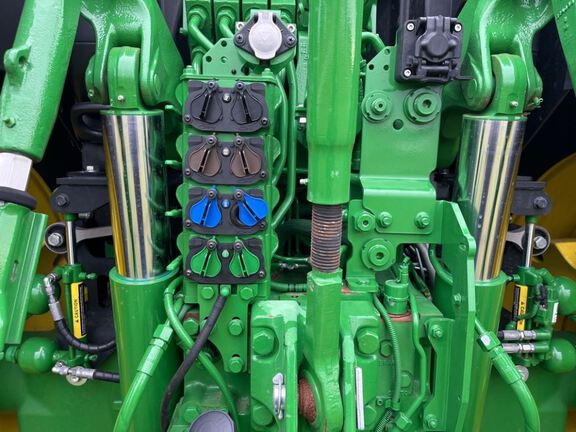 2022 John Deere 6R 195 Tractor