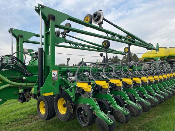 2012 John Deere DB88 Planter