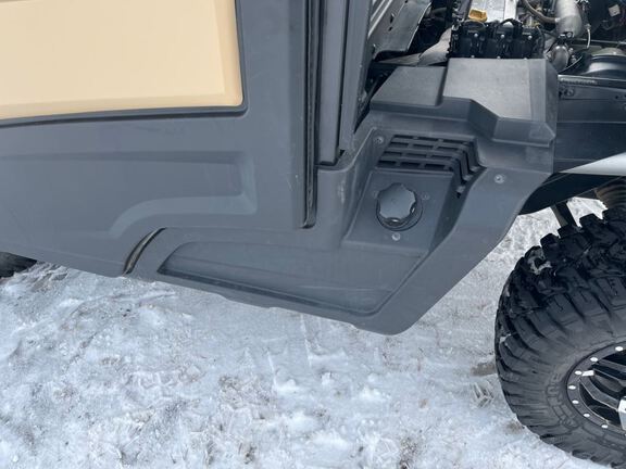 2022 John Deere XUV835M ATV