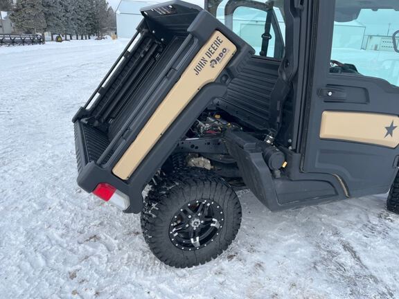 2022 John Deere XUV835M ATV