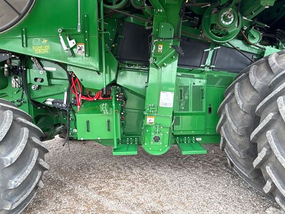 2022 John Deere X9 1000 Combine