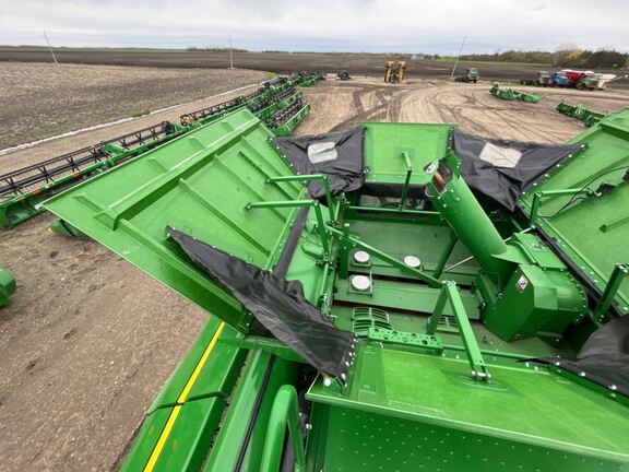 2023 John Deere S780 Combine