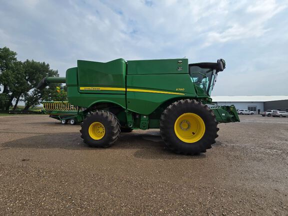 2022 John Deere S790 Combine