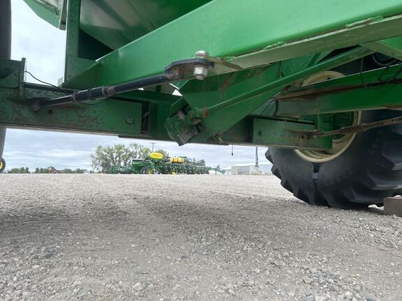 2001 Brent 672 Grain Cart