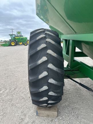 2001 Brent 672 Grain Cart