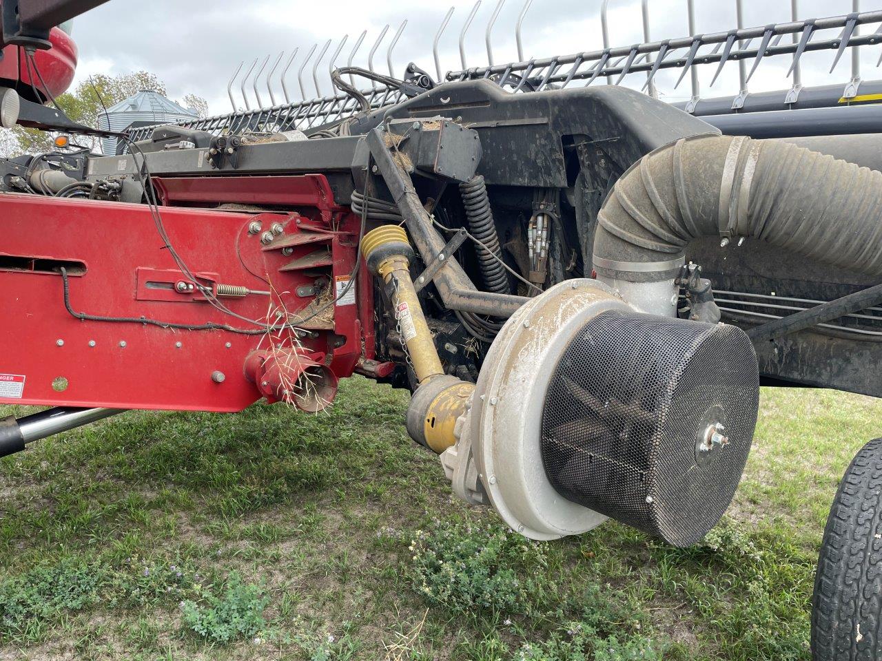 2013 MacDon FD75-35 Header Combine