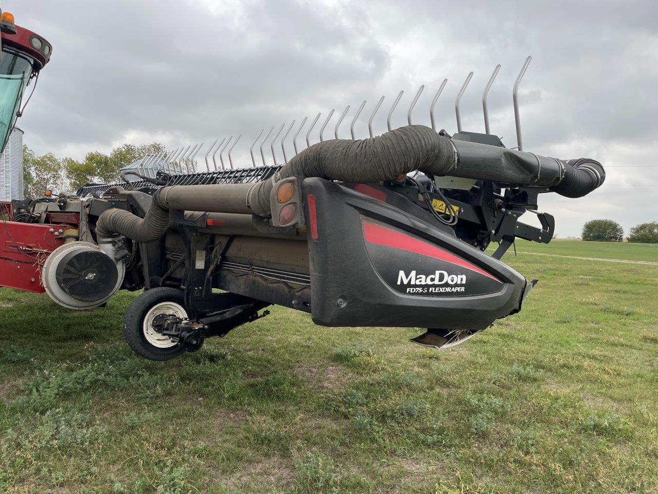 2013 MacDon FD75-35 Header Combine