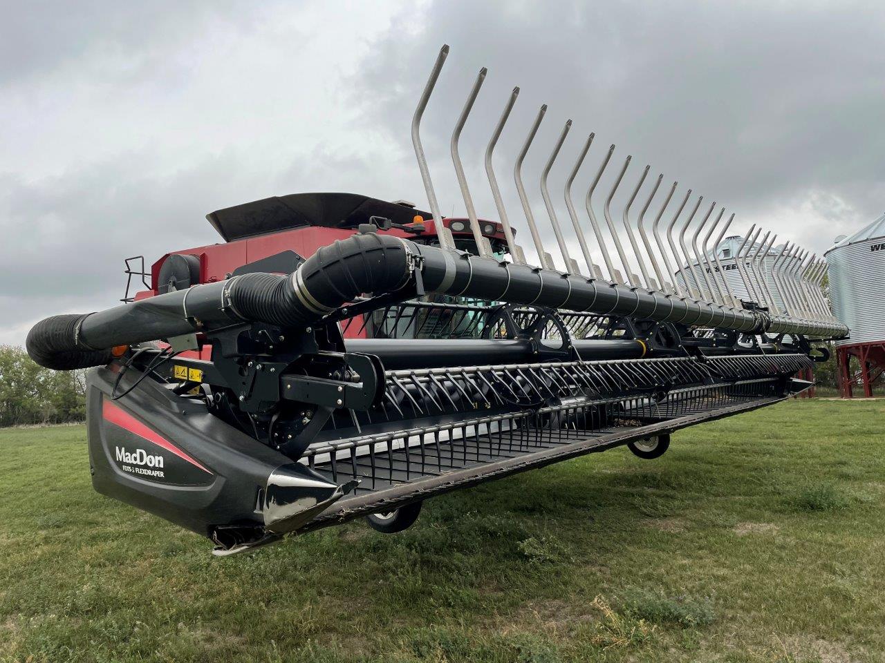 2013 MacDon FD75-35 Header Combine