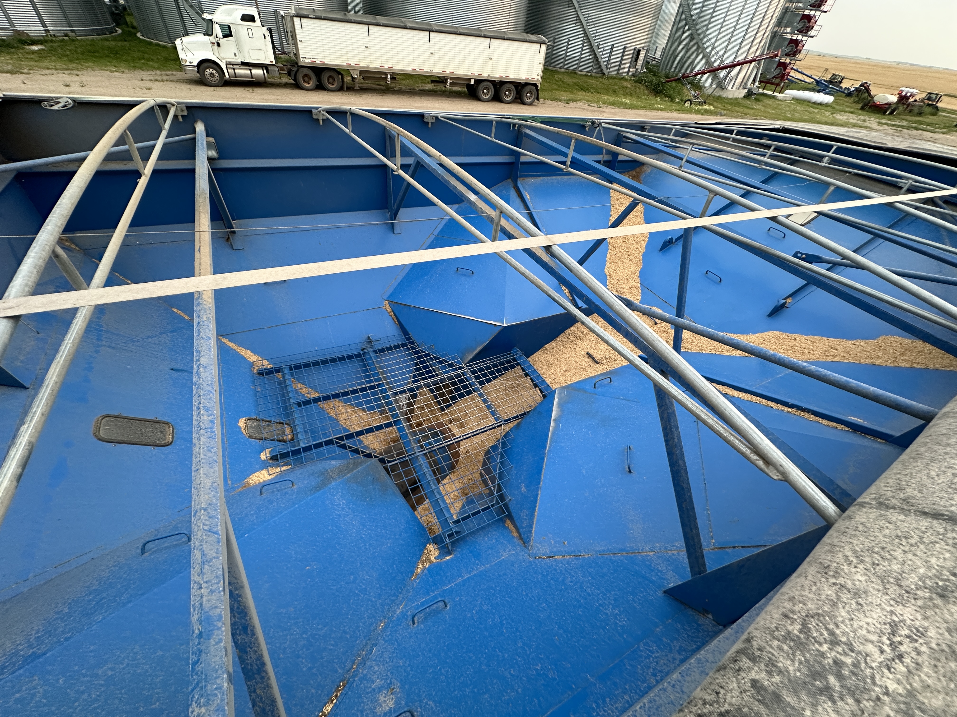 2014 Brandt 1322XR Grain Cart