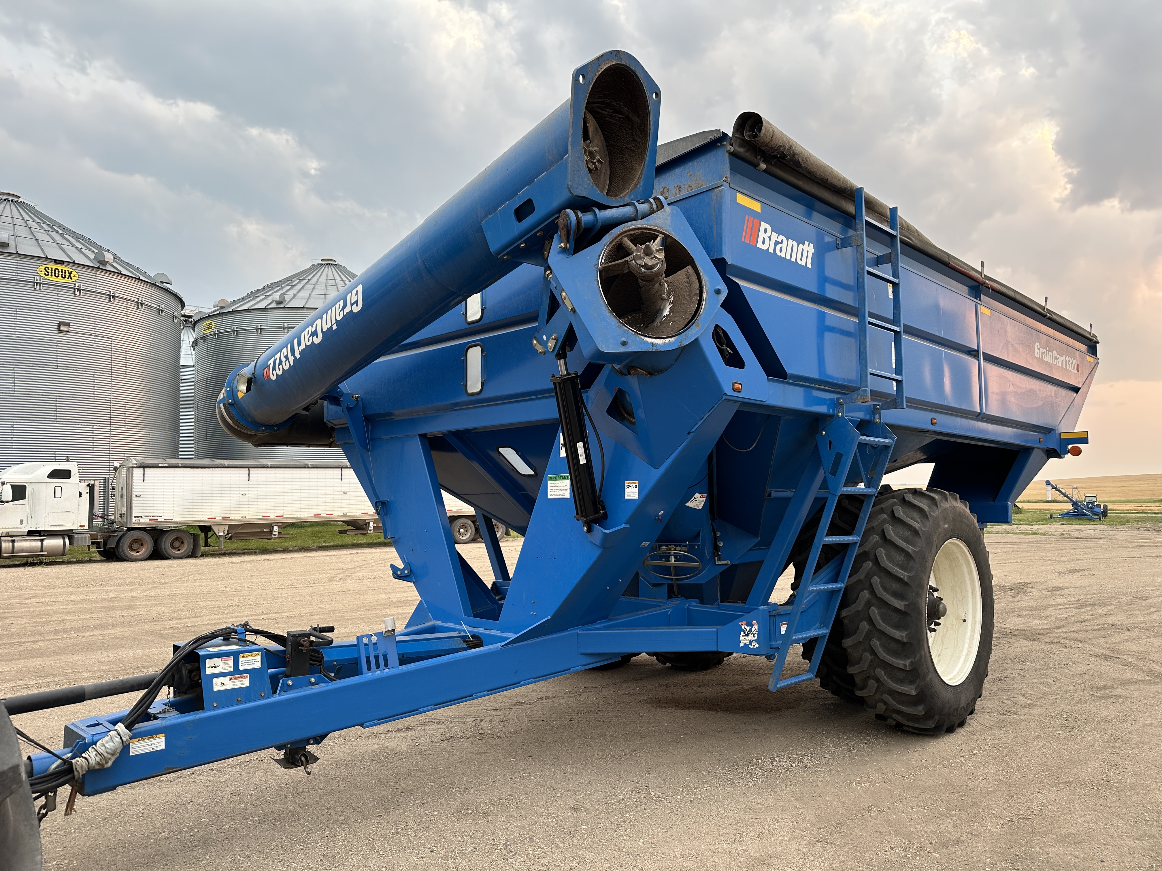 2014 Brandt 1322XR Grain Cart