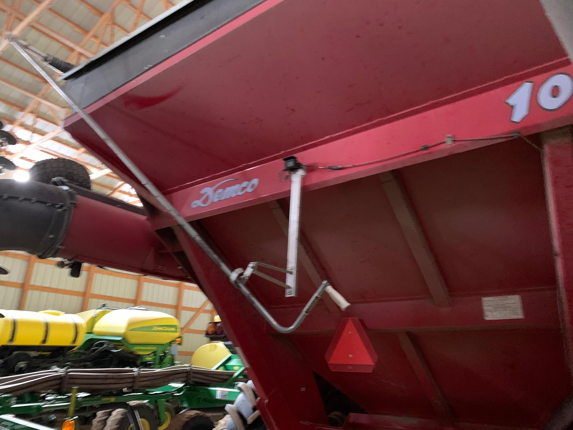 2013 Demco 1050 Grain Cart