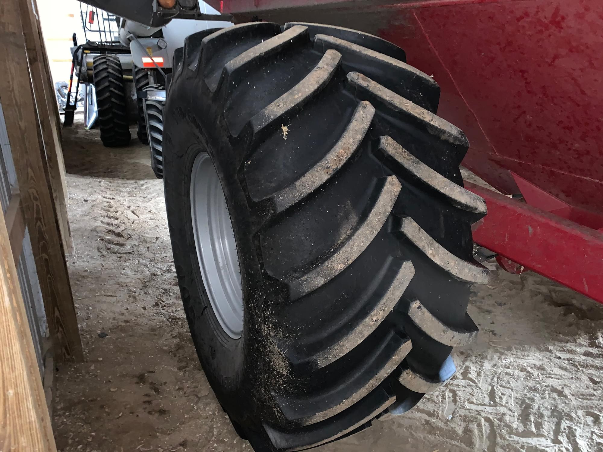 2013 Demco 1050 Grain Cart