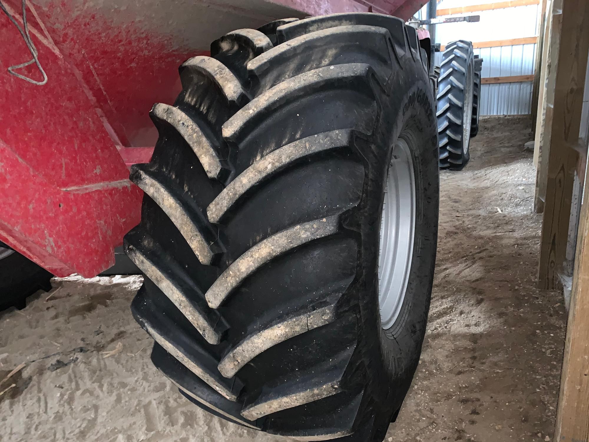 2013 Demco 1050 Grain Cart