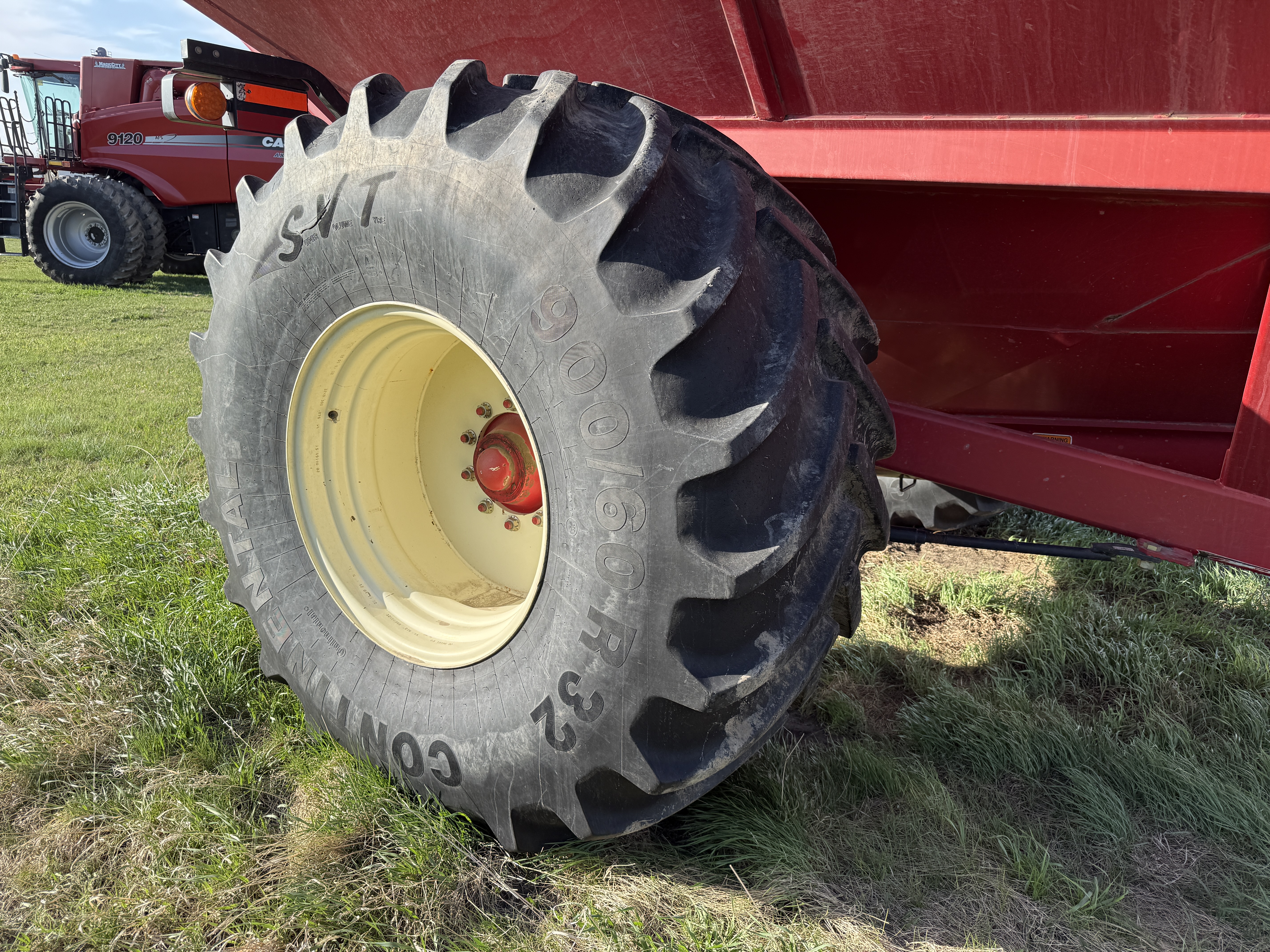 2011 Parker 1048 Grain Cart