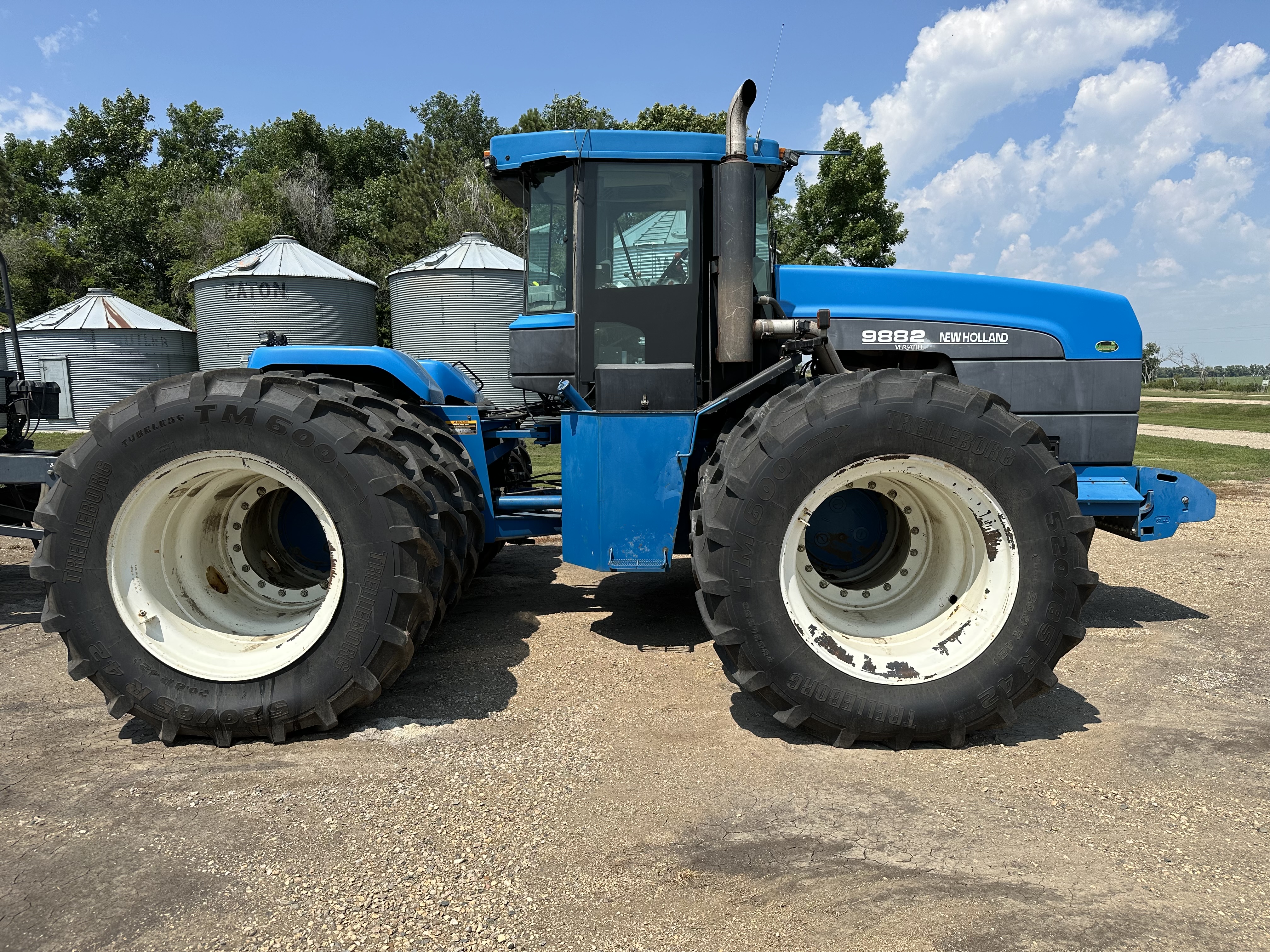 1998 New Holland 9882 Tractor