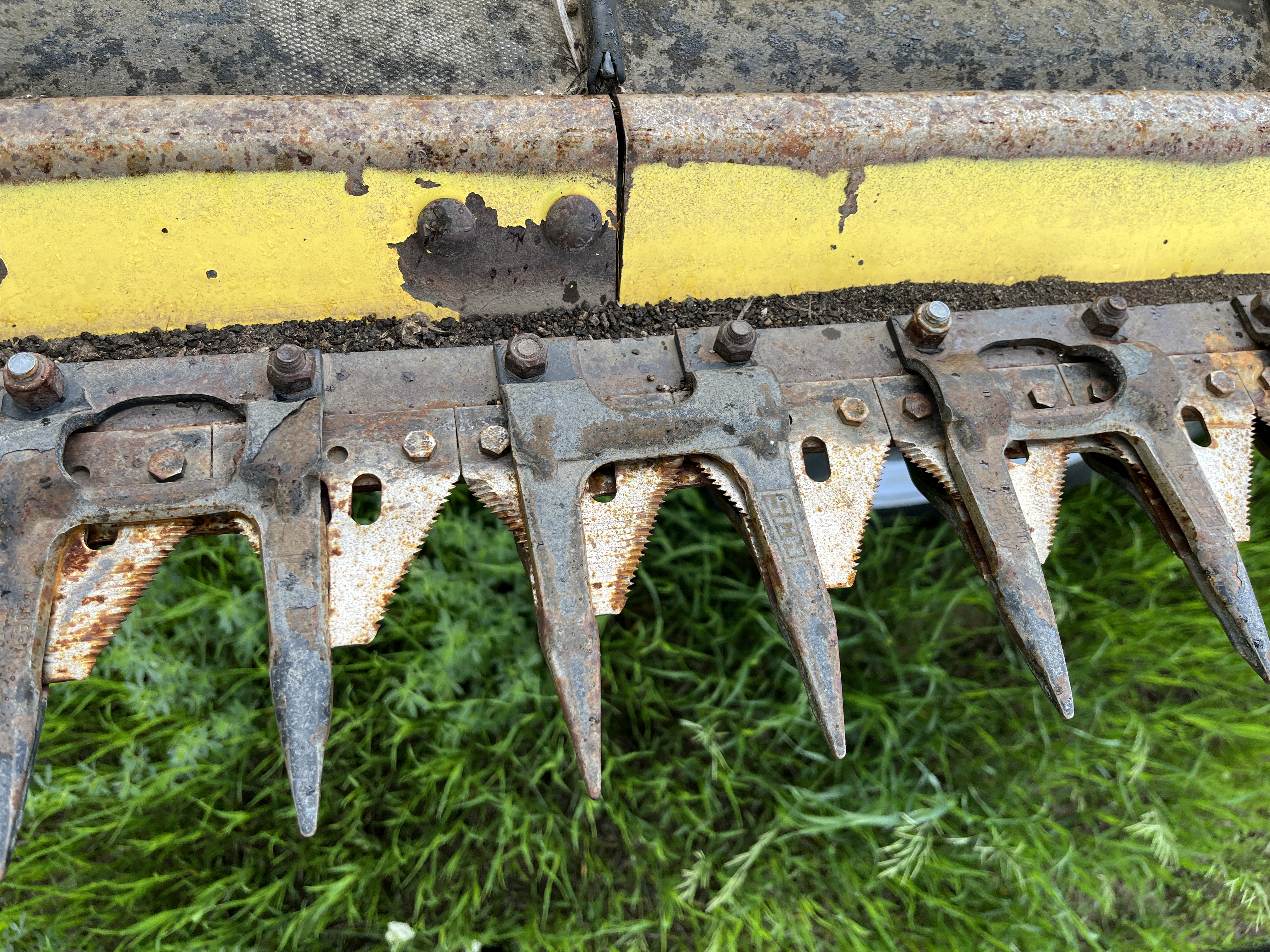 2003 Honey Bee SP39 Header Draper