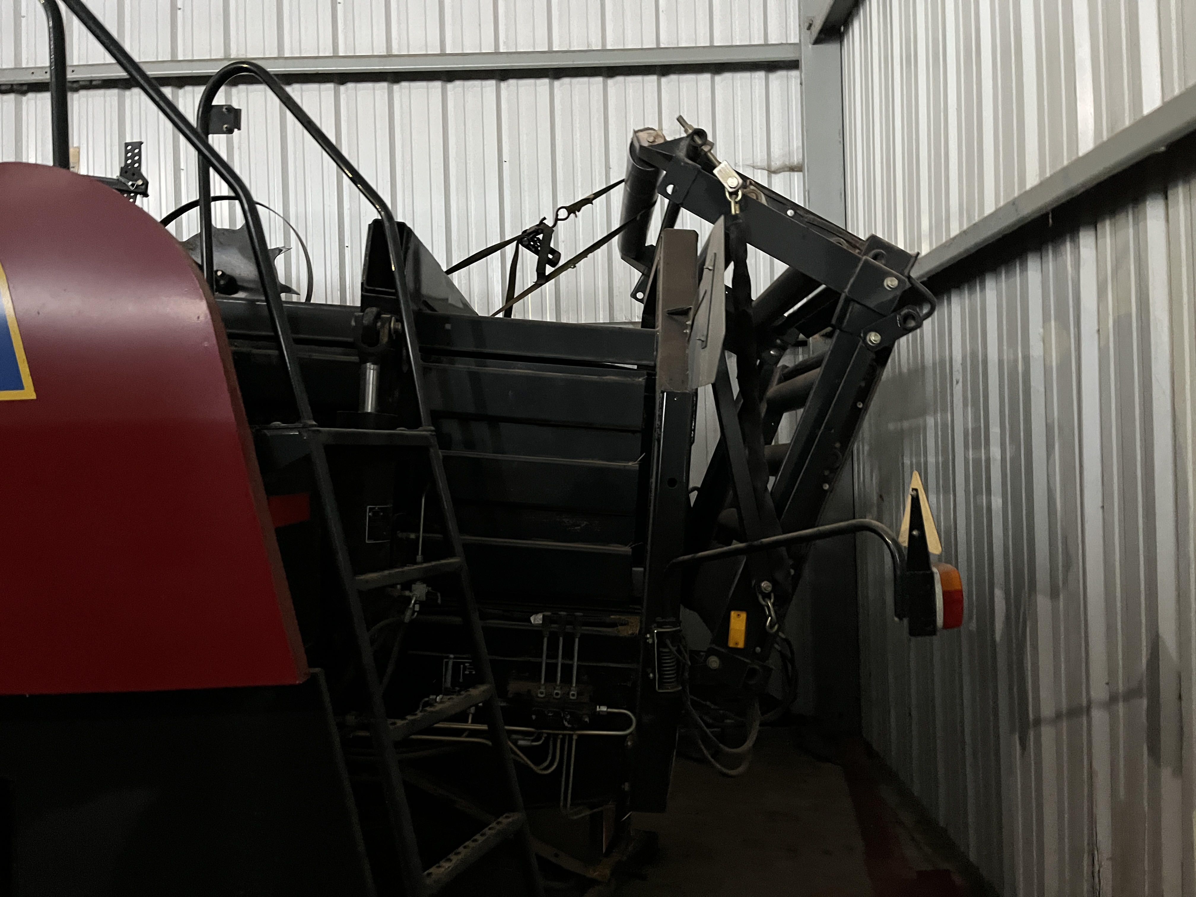 2010 New Holland BB9080 Baler/Square