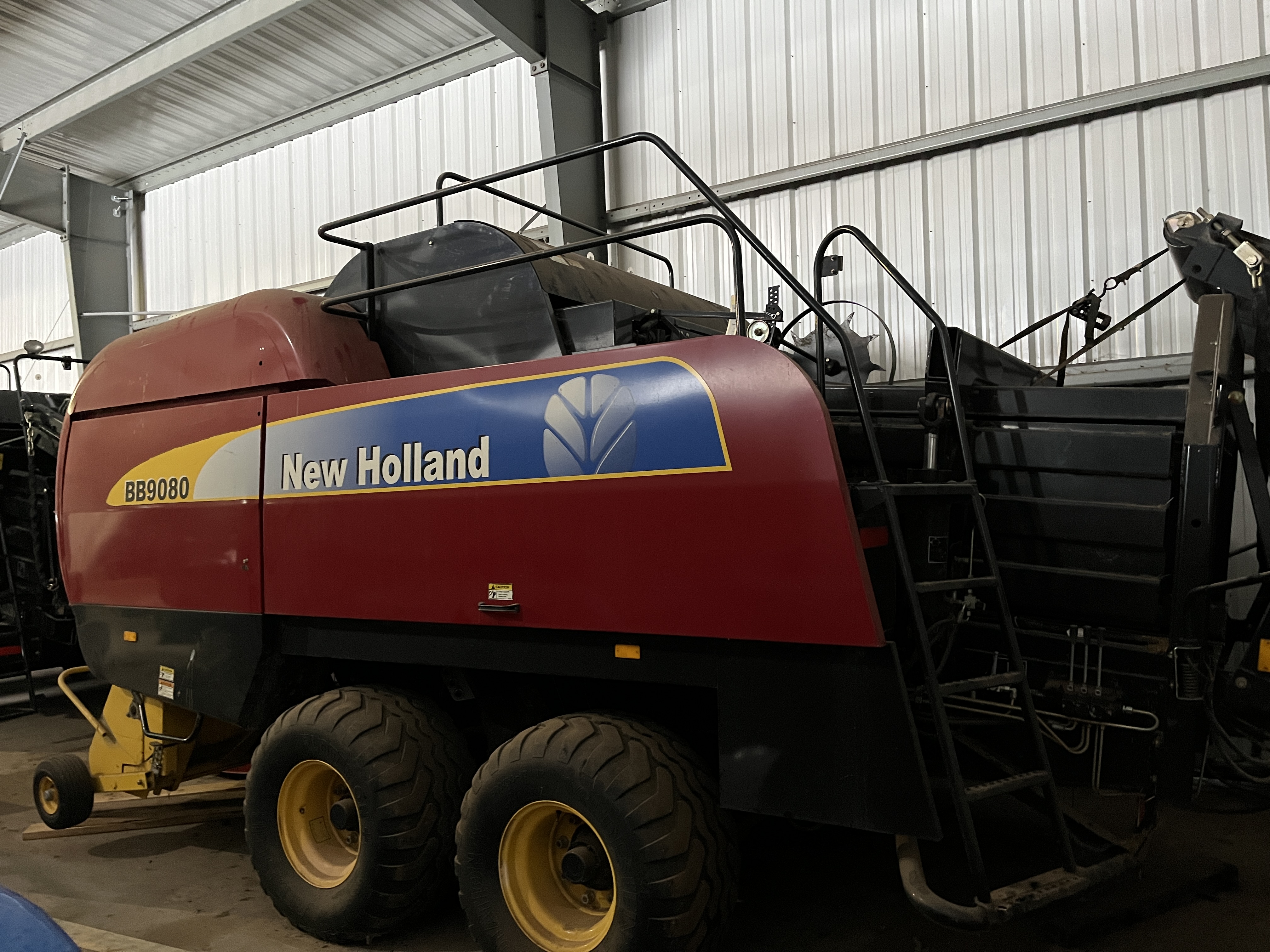 2010 New Holland BB9080 Baler/Square