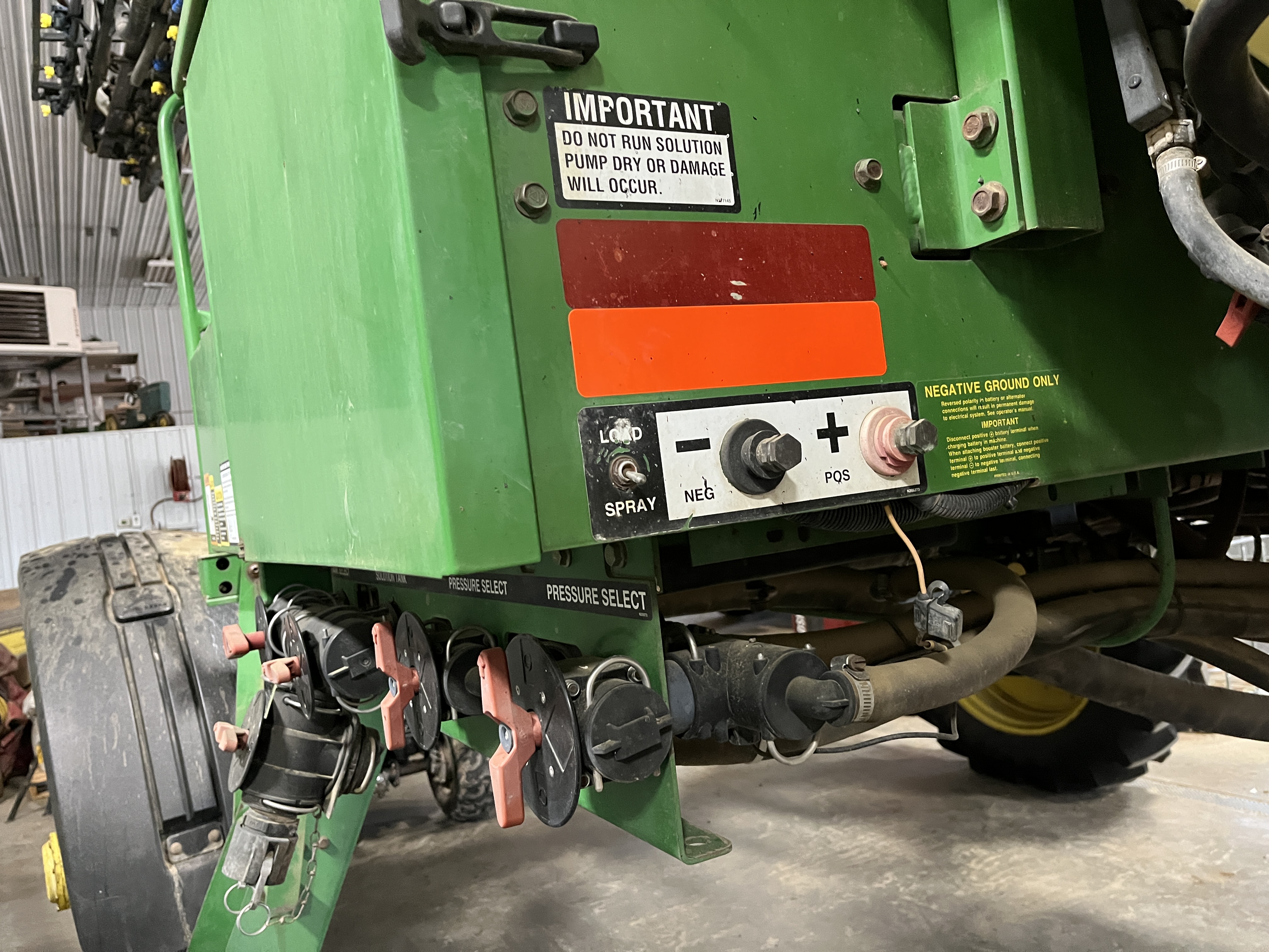 2000 John Deere 4700 Sprayer/High Clearance