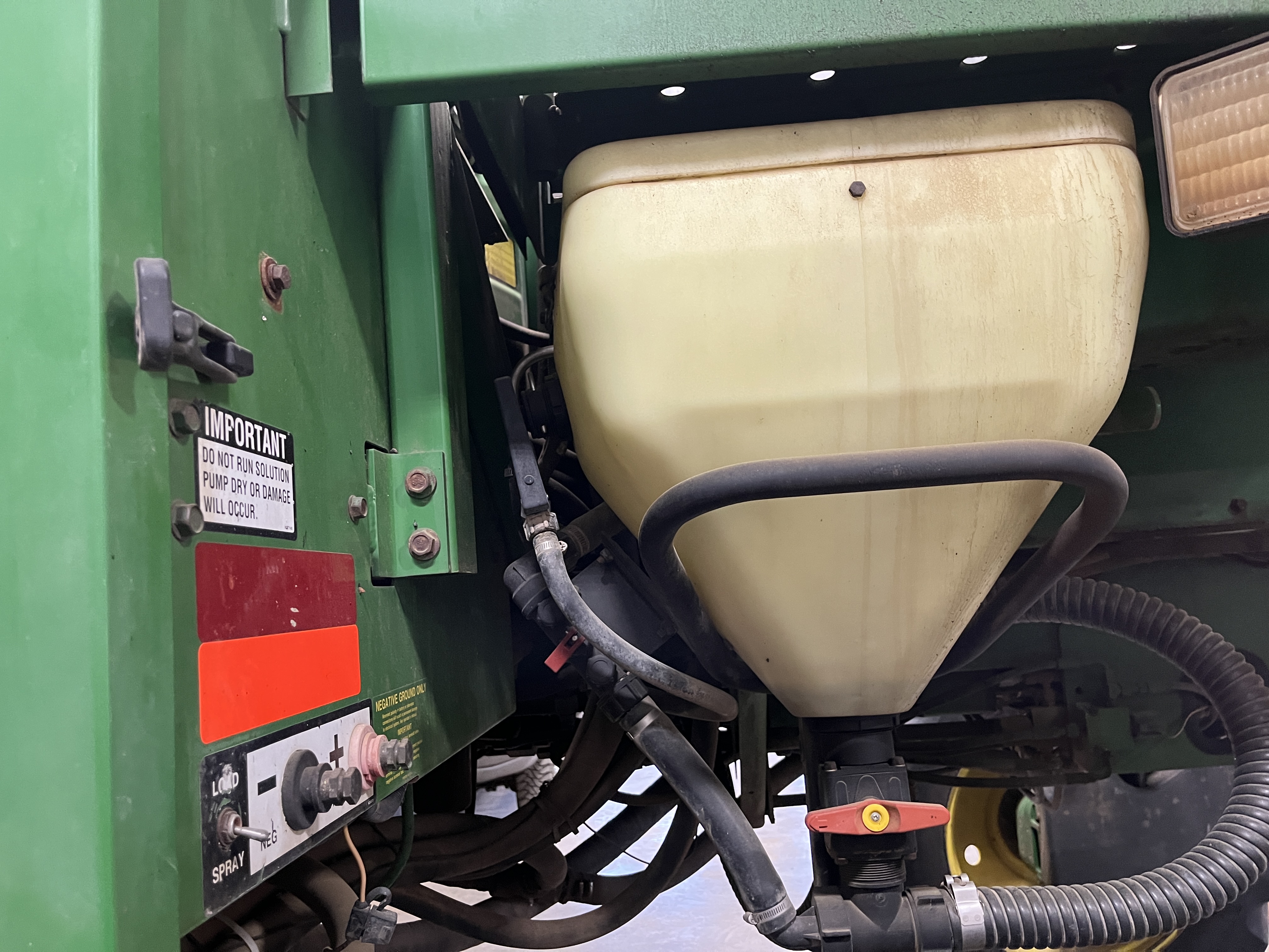 2000 John Deere 4700 Sprayer/High Clearance
