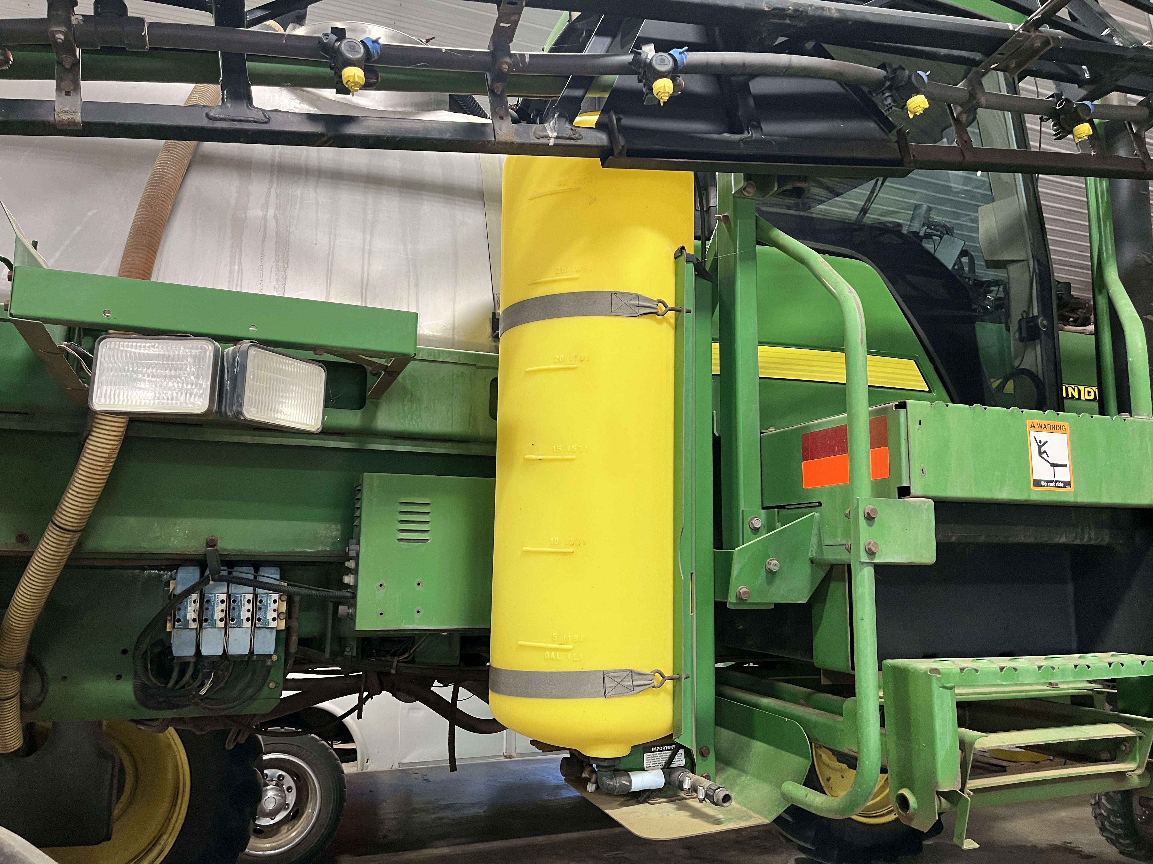 2000 John Deere 4700 Sprayer/High Clearance