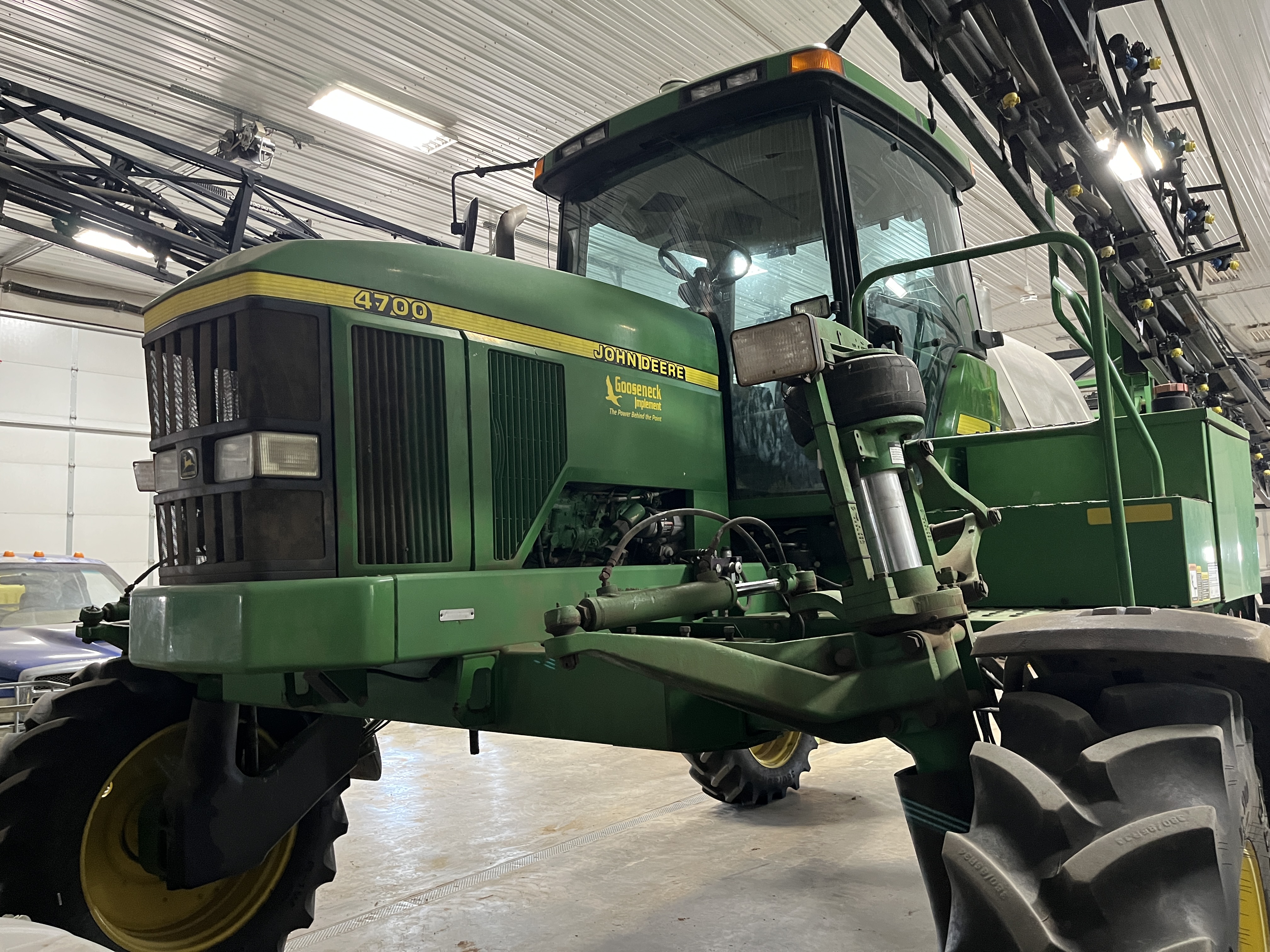 2000 John Deere 4700 Sprayer/High Clearance
