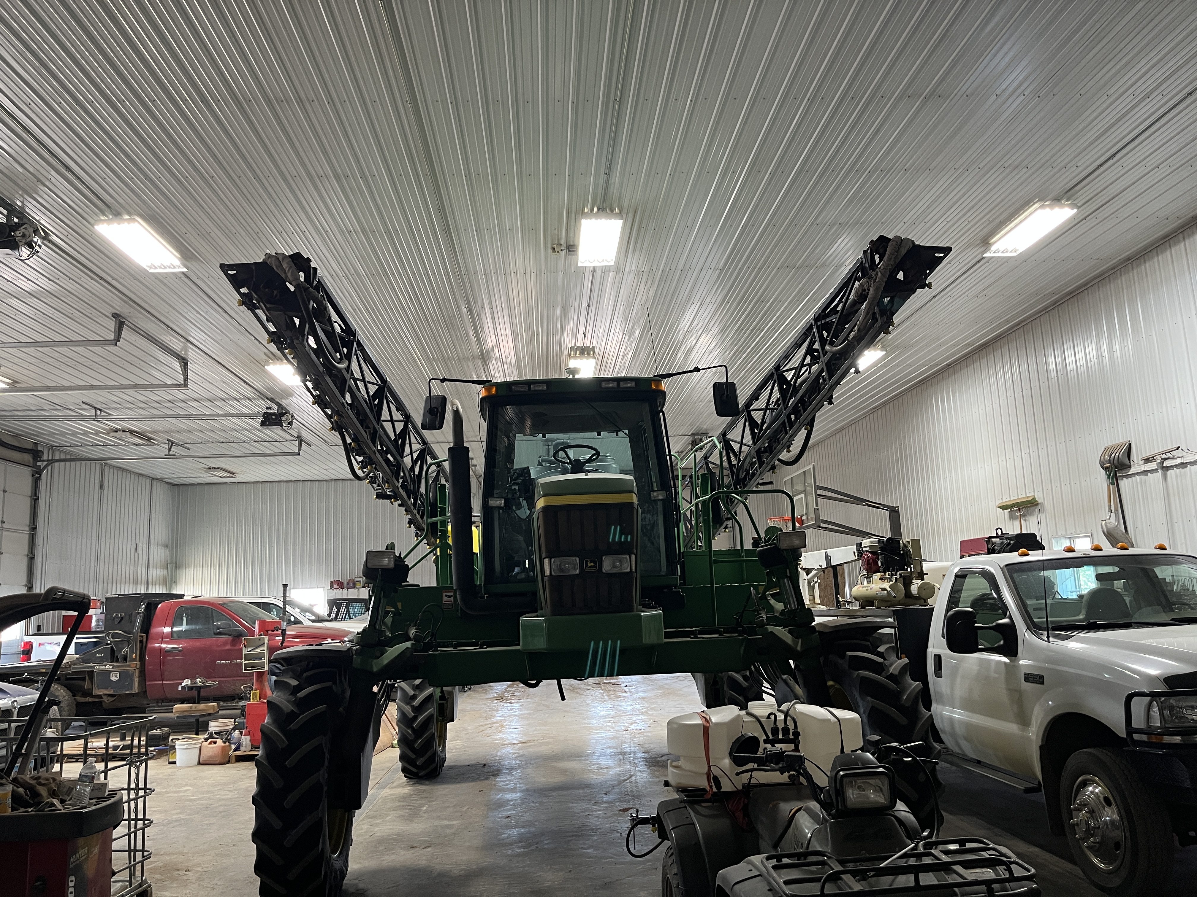 2000 John Deere 4700 Sprayer/High Clearance