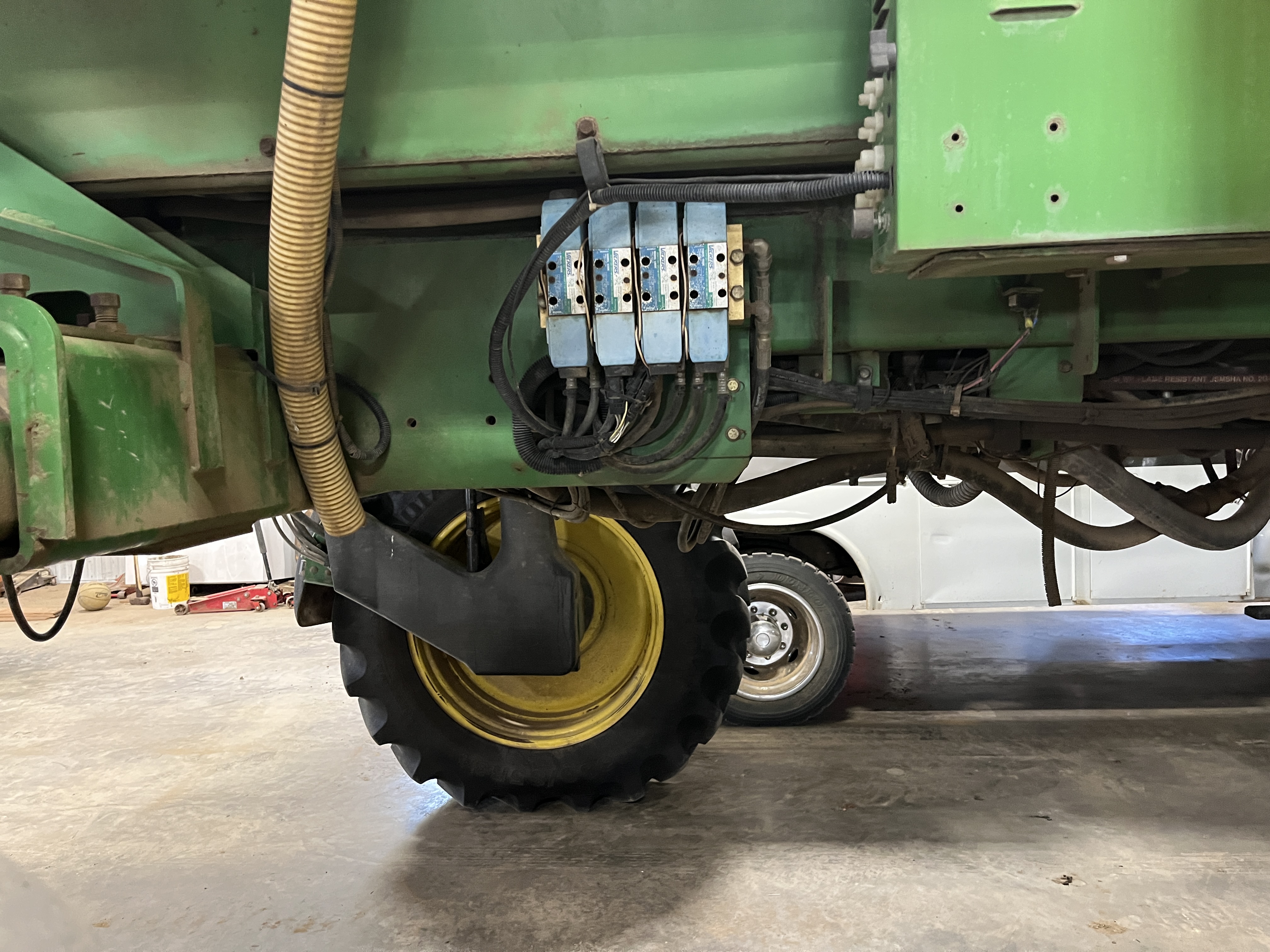 2000 John Deere 4700 Sprayer/High Clearance