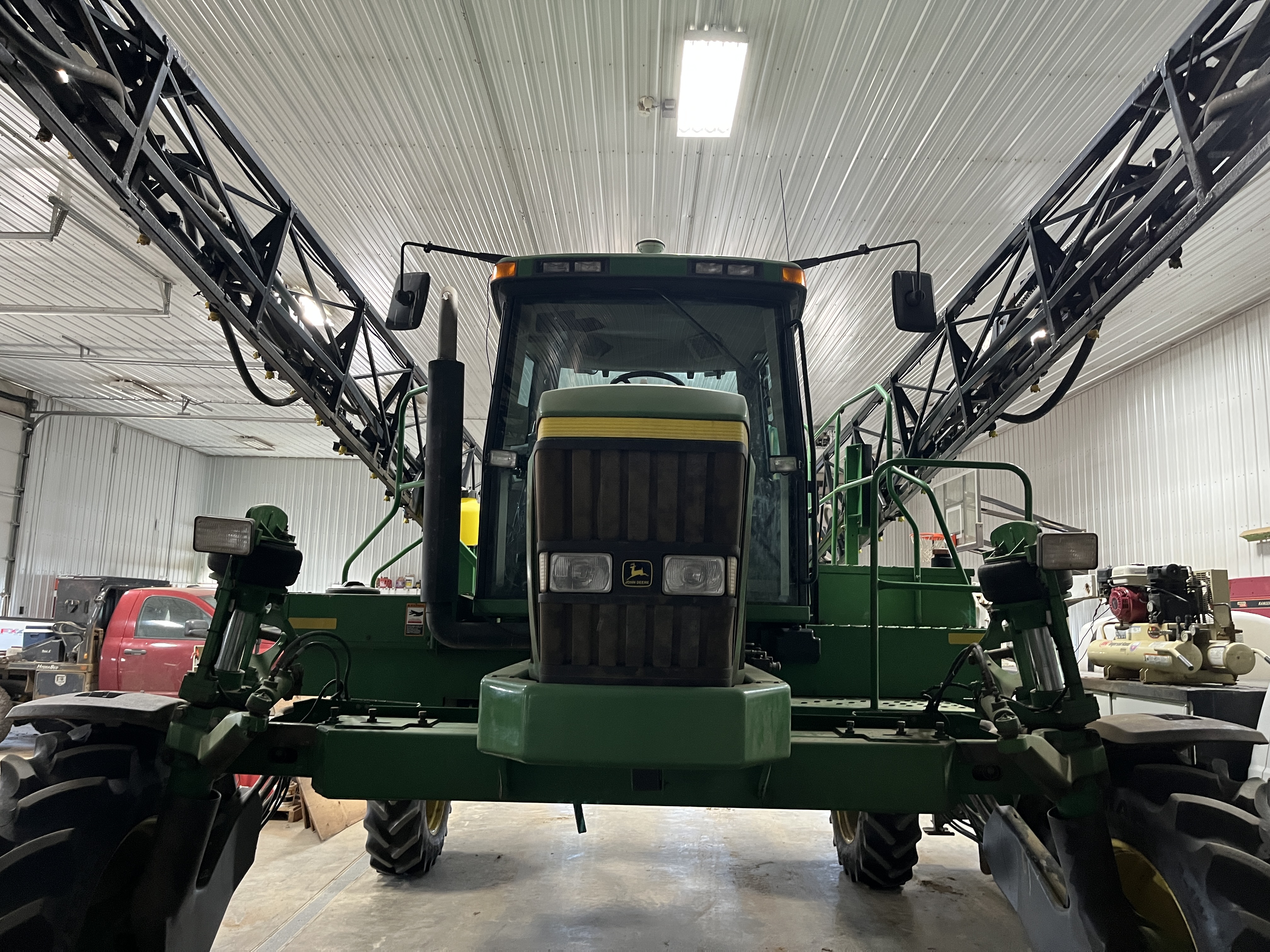 2000 John Deere 4700 Sprayer/High Clearance