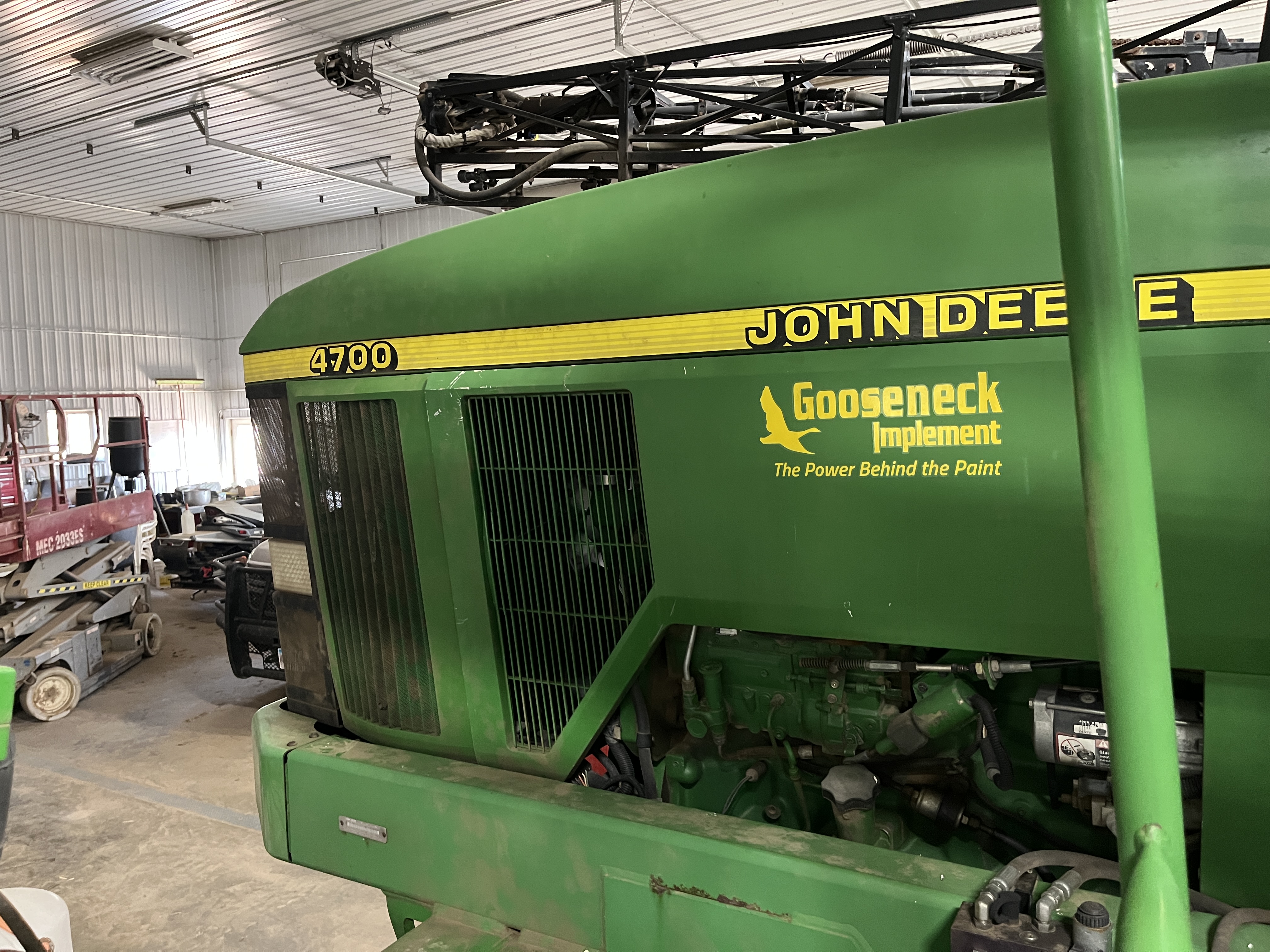 2000 John Deere 4700 Sprayer/High Clearance