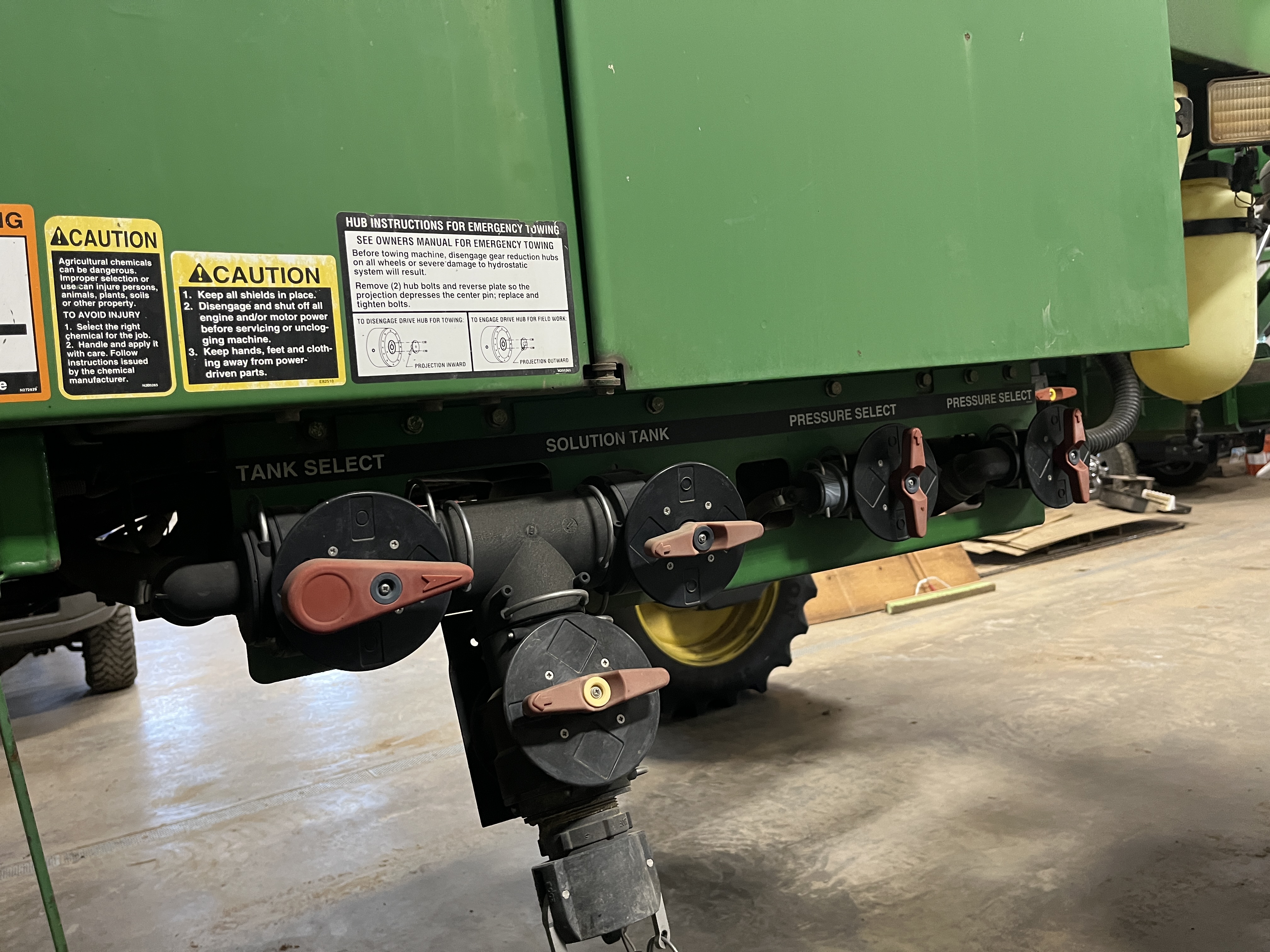 2000 John Deere 4700 Sprayer/High Clearance