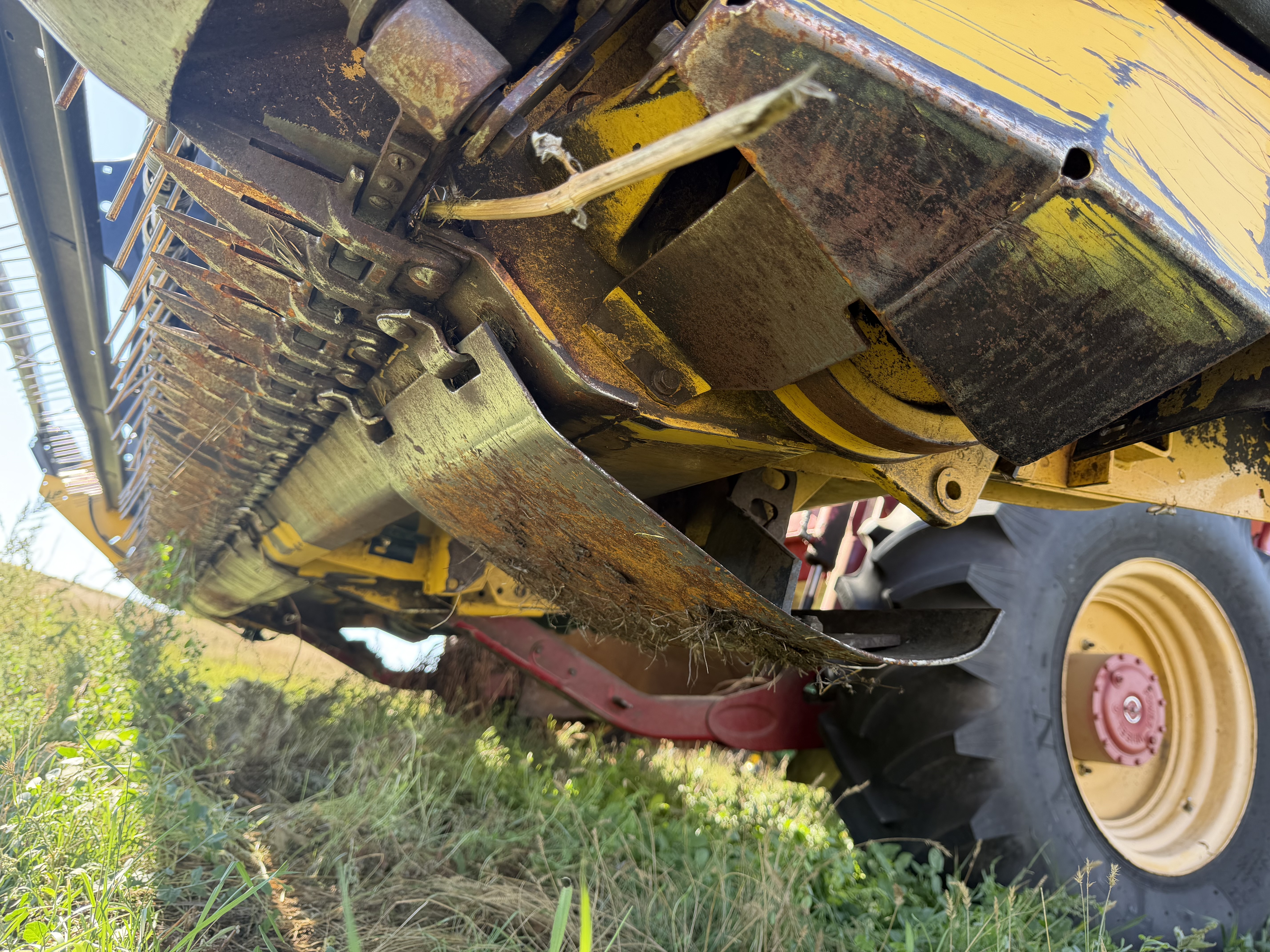2010 New Holland H8040 Windrower