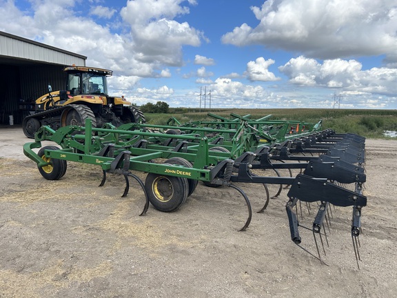 2010 John Deere 2410 Chisel Plow