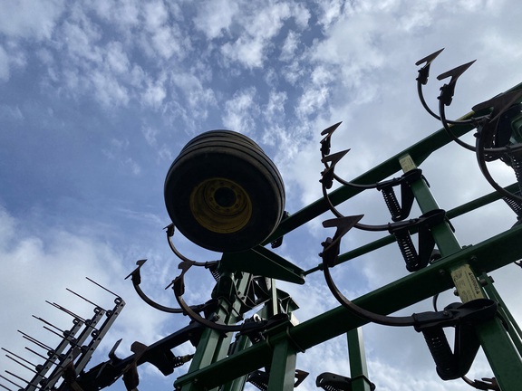 2005 John Deere 2210 Field Cultivator