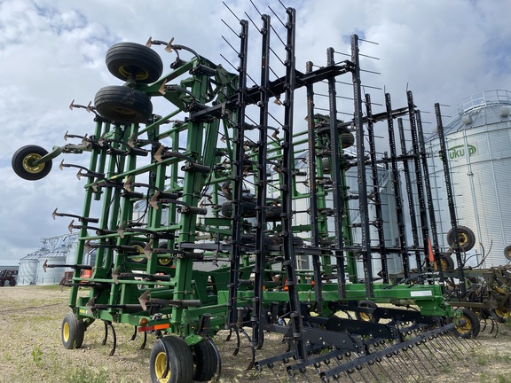 2005 John Deere 2210 Field Cultivator