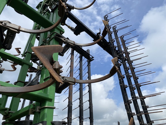 2005 John Deere 2210 Field Cultivator