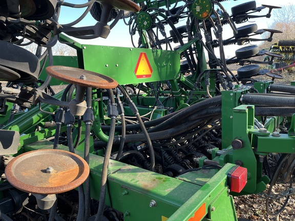 2010 John Deere 1890 Air Seeder