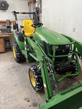 2022 John Deere 2025R Tractor Compact