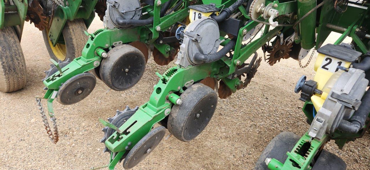 2006 John Deere 1790 Planter