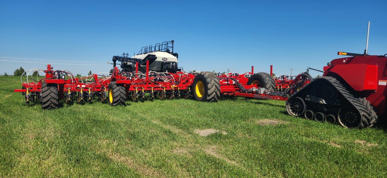 2023 Bourgault 3335 QDA PLX and 9950 tank Air Drill