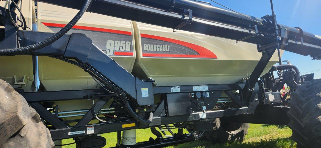 2023 Bourgault 3335 QDA PLX and 9950 tank Air Drill