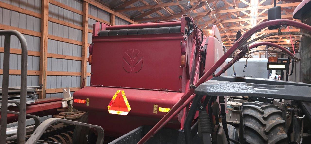 2015 New Holland Rollbelt 560 Baler/Round